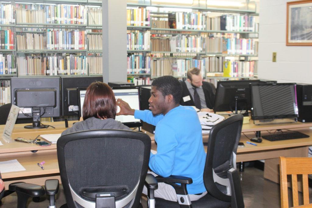 两个学生在图书馆电脑室使用电脑.